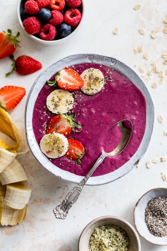Oatmeal Berry Smoothie Bowl