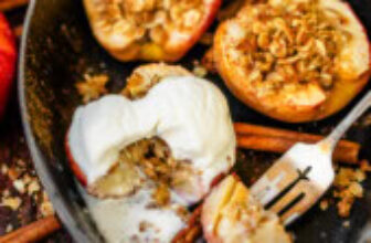 Baked Apples with Cinnamon Oat Topping